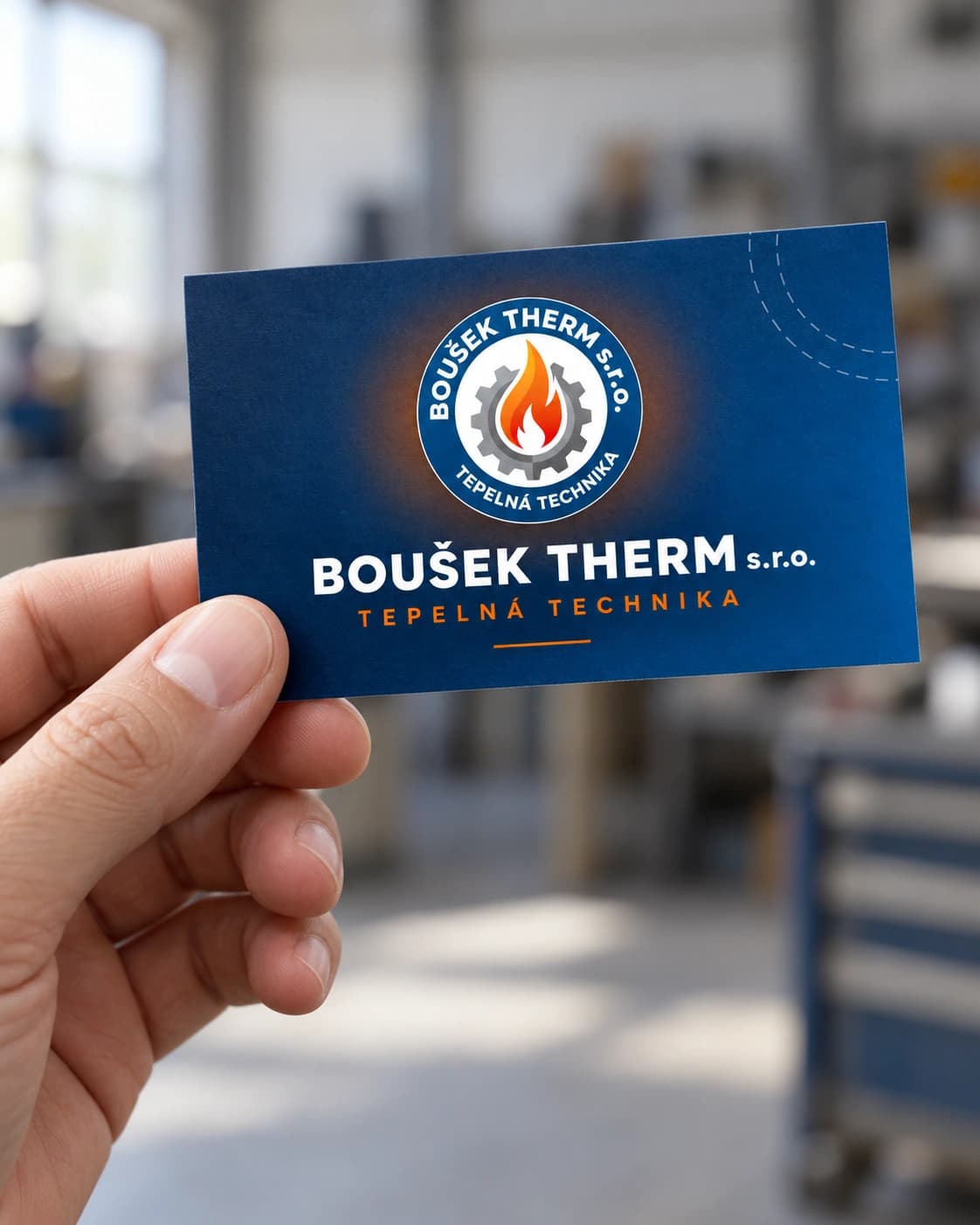Vizualizace přední strany vizitky BOUŠEK THERM držené přirozeně v ruce.