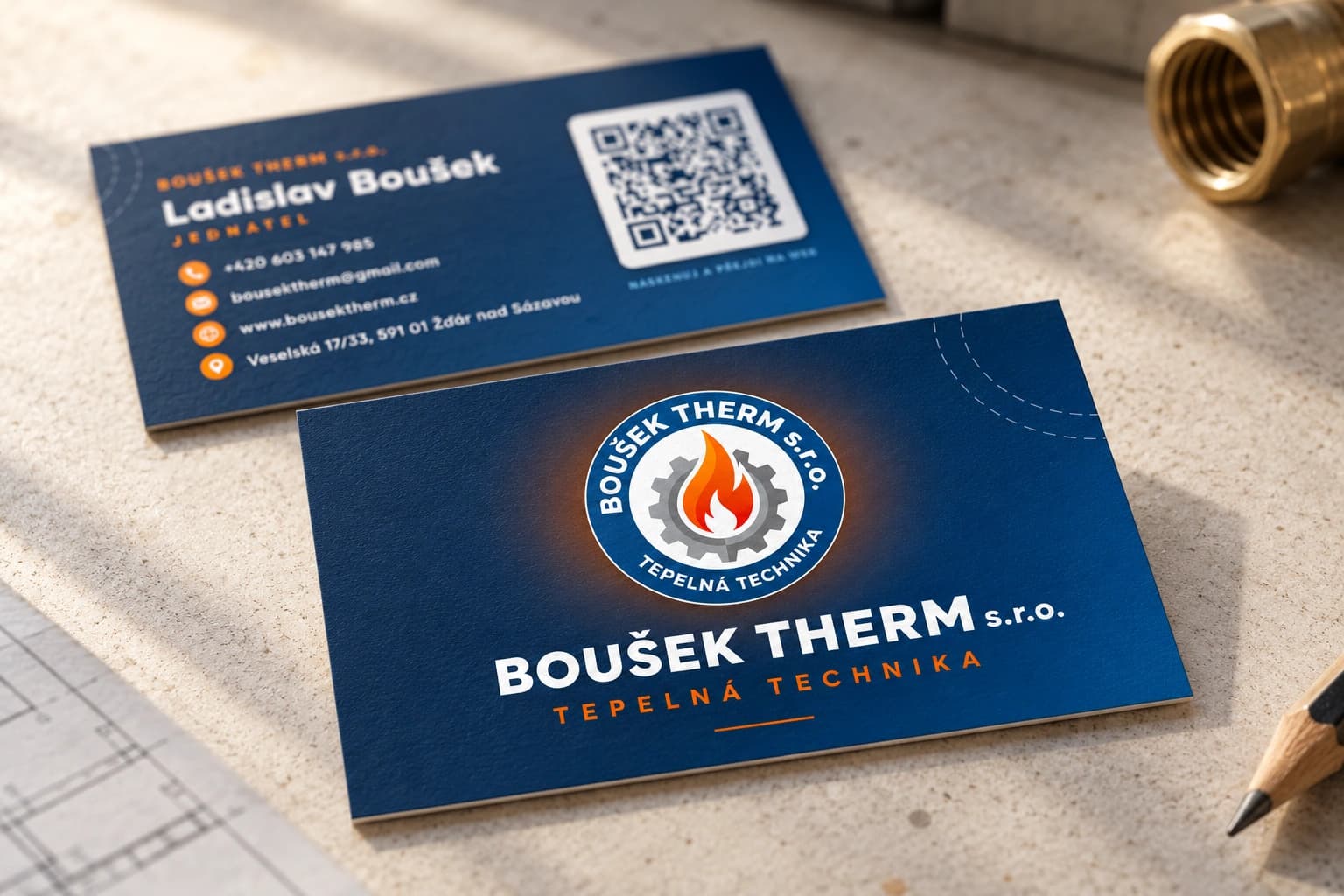 Vizualizace obou stran vizitek BOUŠEK THERM na světlém pracovním stole.