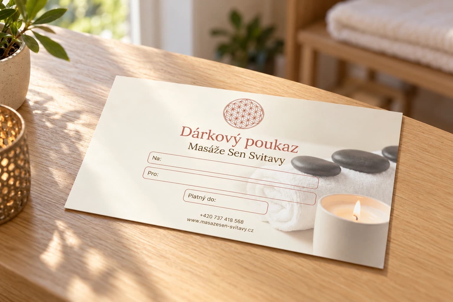 Vizualizace přední varianty poukazu s polem Pro na světlém dřevěném pultu.