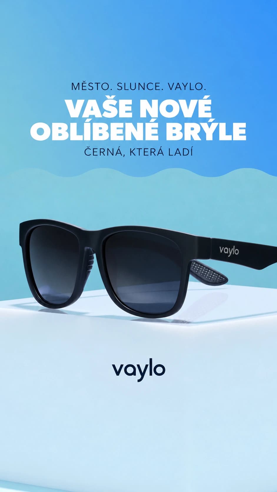 Černé sluneční brýle fiktivní značky VAYLO na modrém pozadí s bílým nadpisem.
