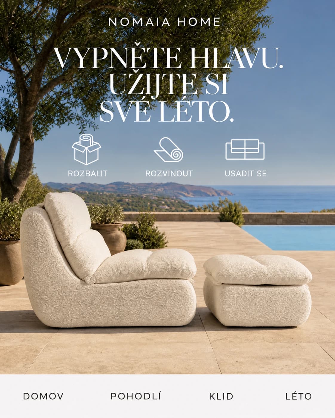 Béžové křeslo s podnožkou na terase u moře v reklamě fiktivní značky NOMAIA HOME.
